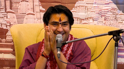 राष्ट्रपति र प्रधानमन्त्रीले किन भेटेनन् बागेश्वर बाबालाई?